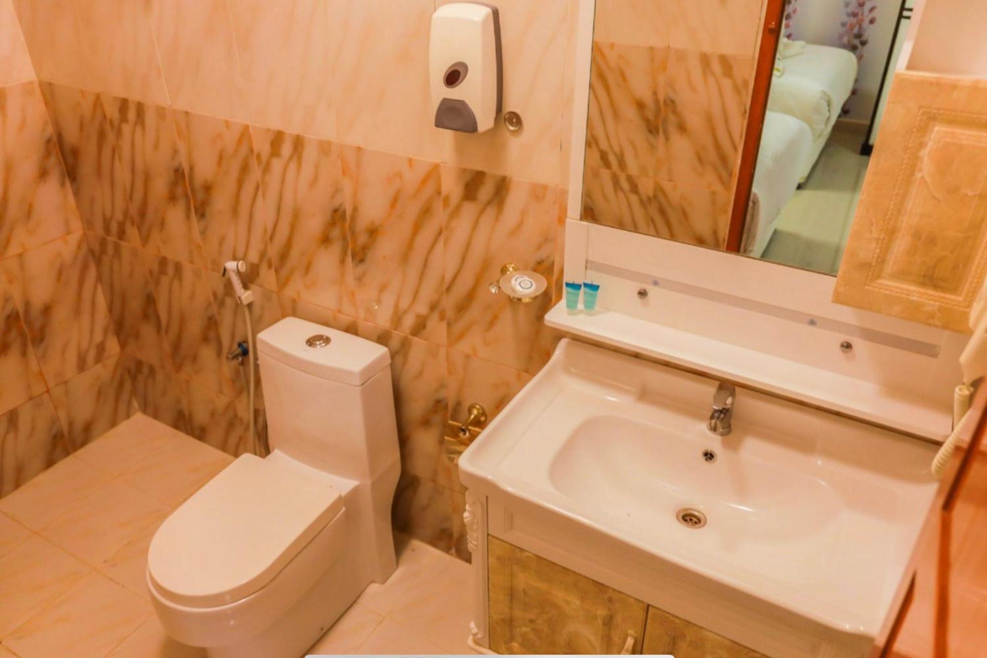 Capital O 141 Golden Rays Hotel Ibra ภายนอก รูปภาพ