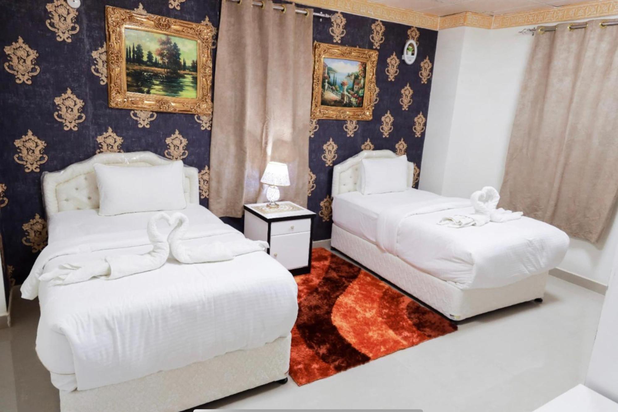 Capital O 141 Golden Rays Hotel Ibra ภายนอก รูปภาพ
