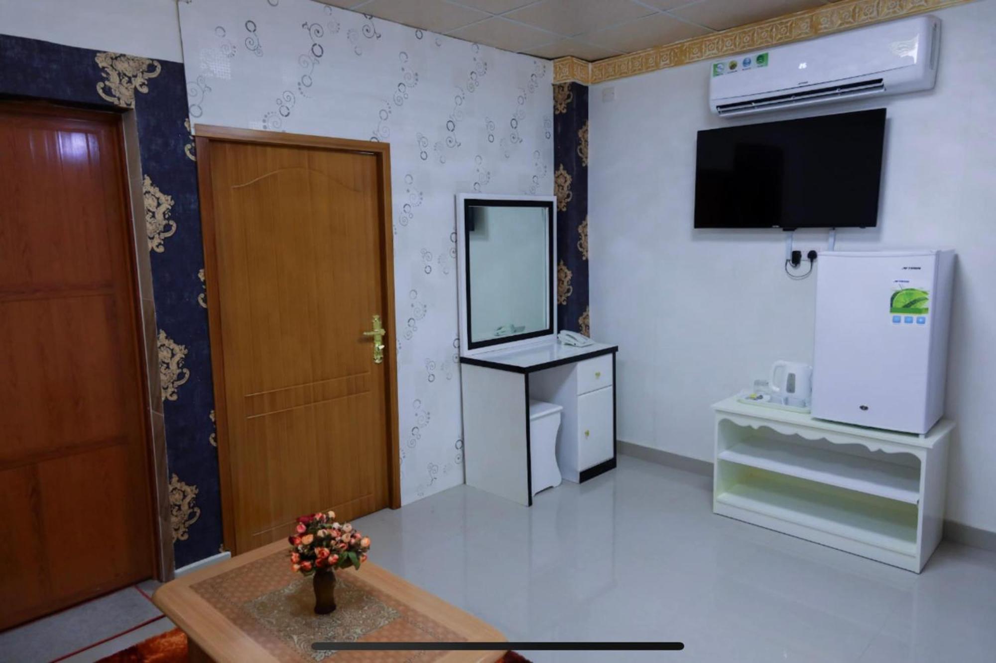 Capital O 141 Golden Rays Hotel Ibra ภายนอก รูปภาพ