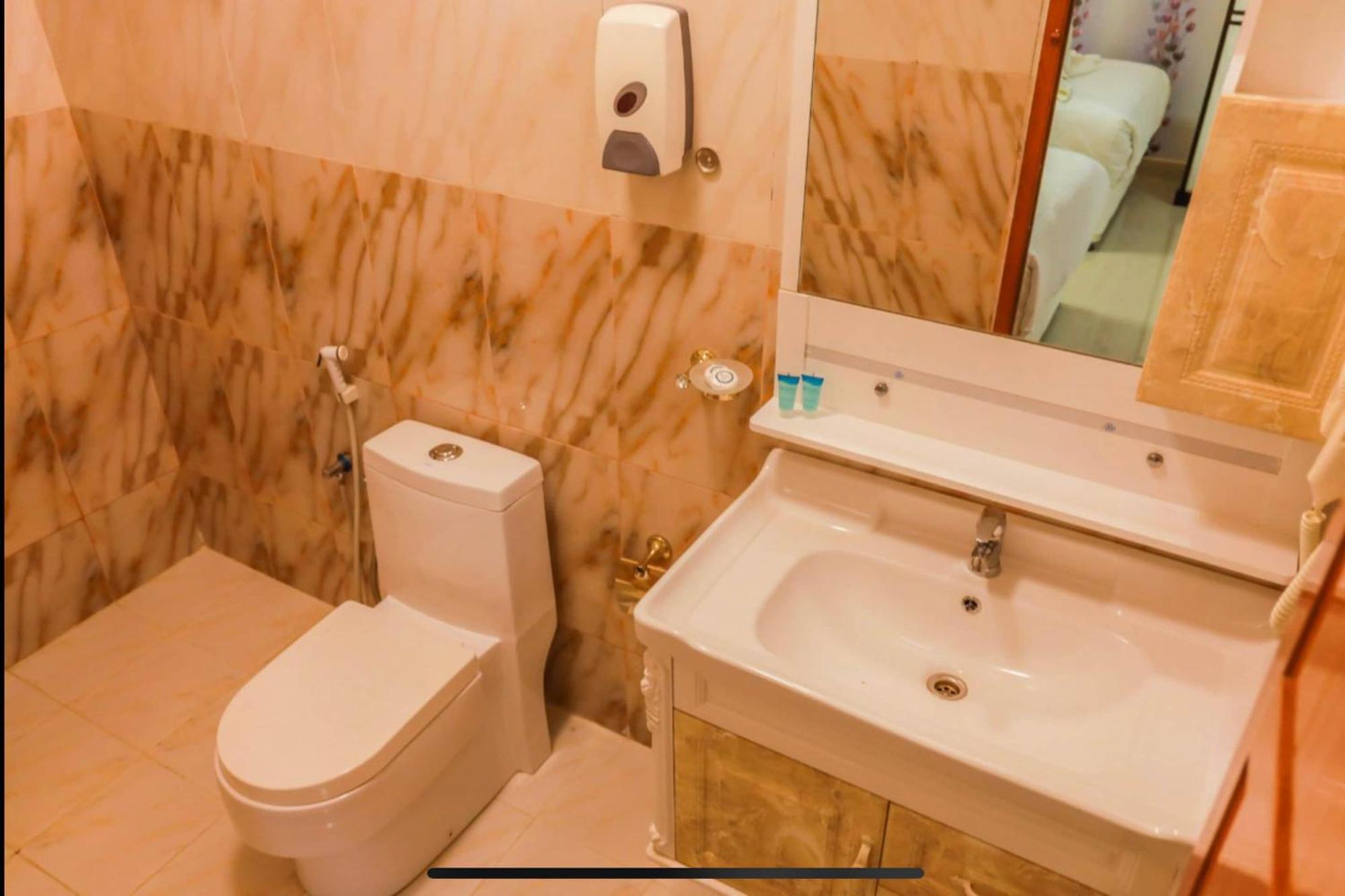 Capital O 141 Golden Rays Hotel Ibra ภายนอก รูปภาพ