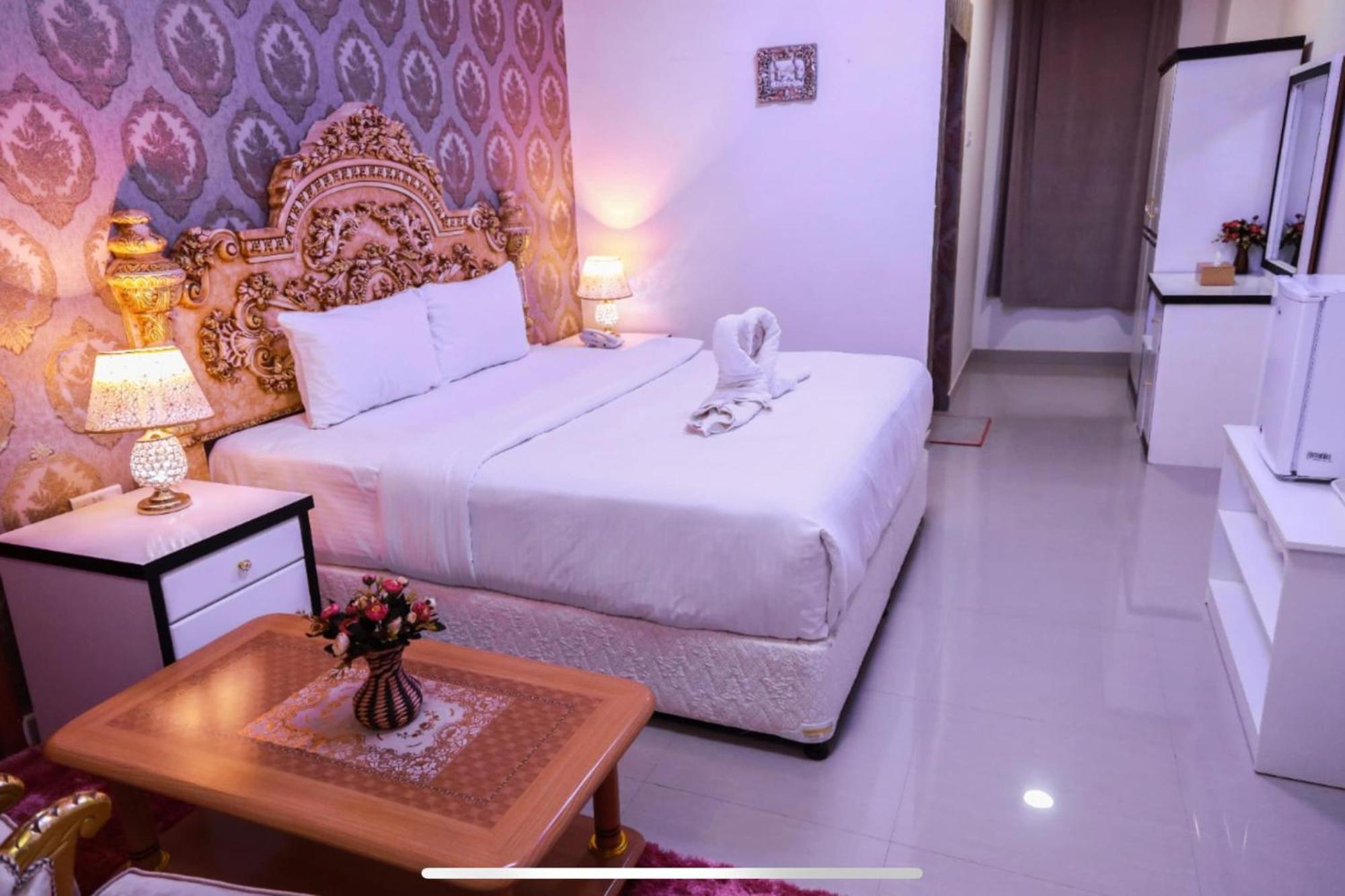 Capital O 141 Golden Rays Hotel Ibra ภายนอก รูปภาพ