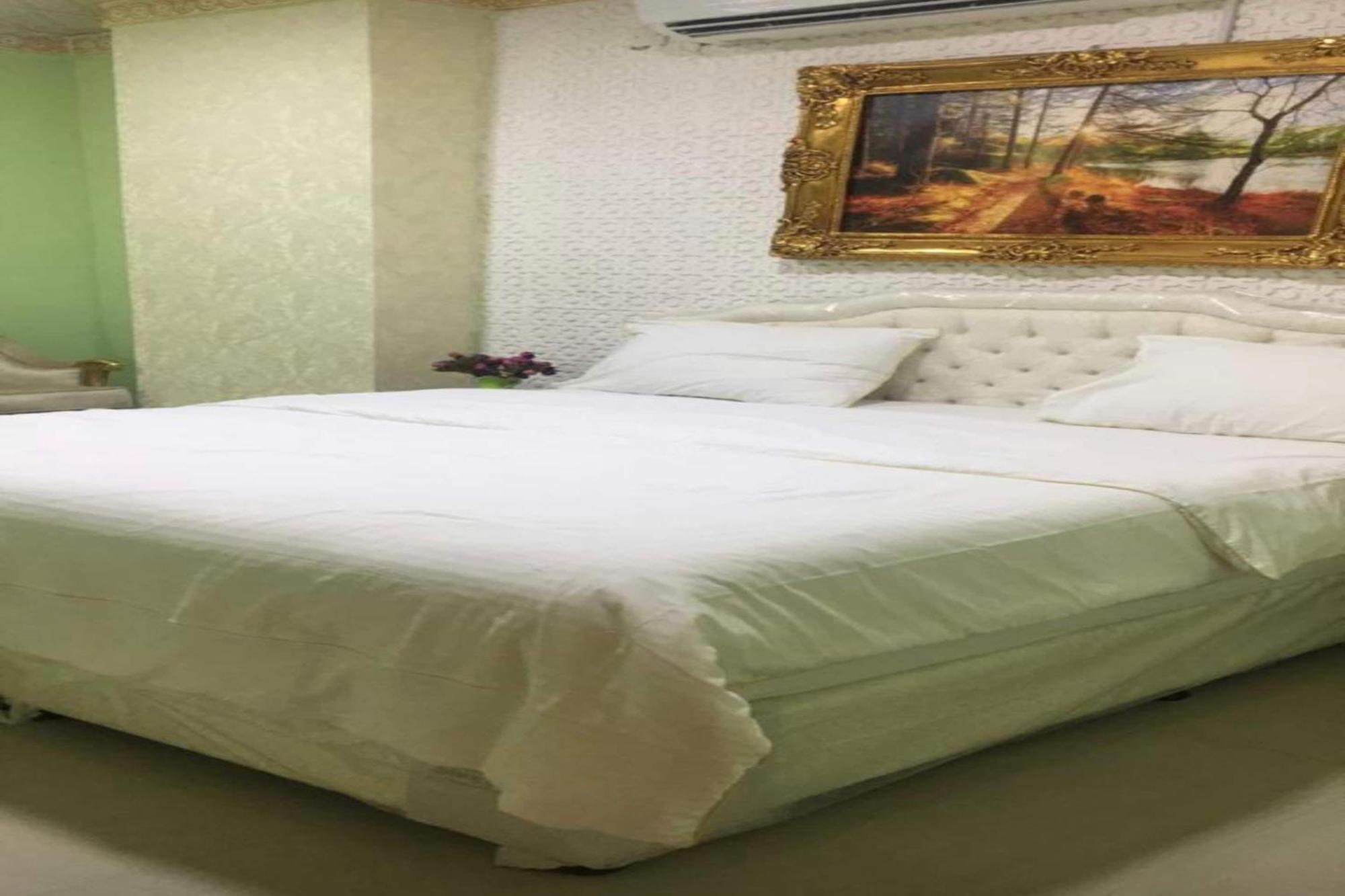 Capital O 141 Golden Rays Hotel Ibra ภายนอก รูปภาพ