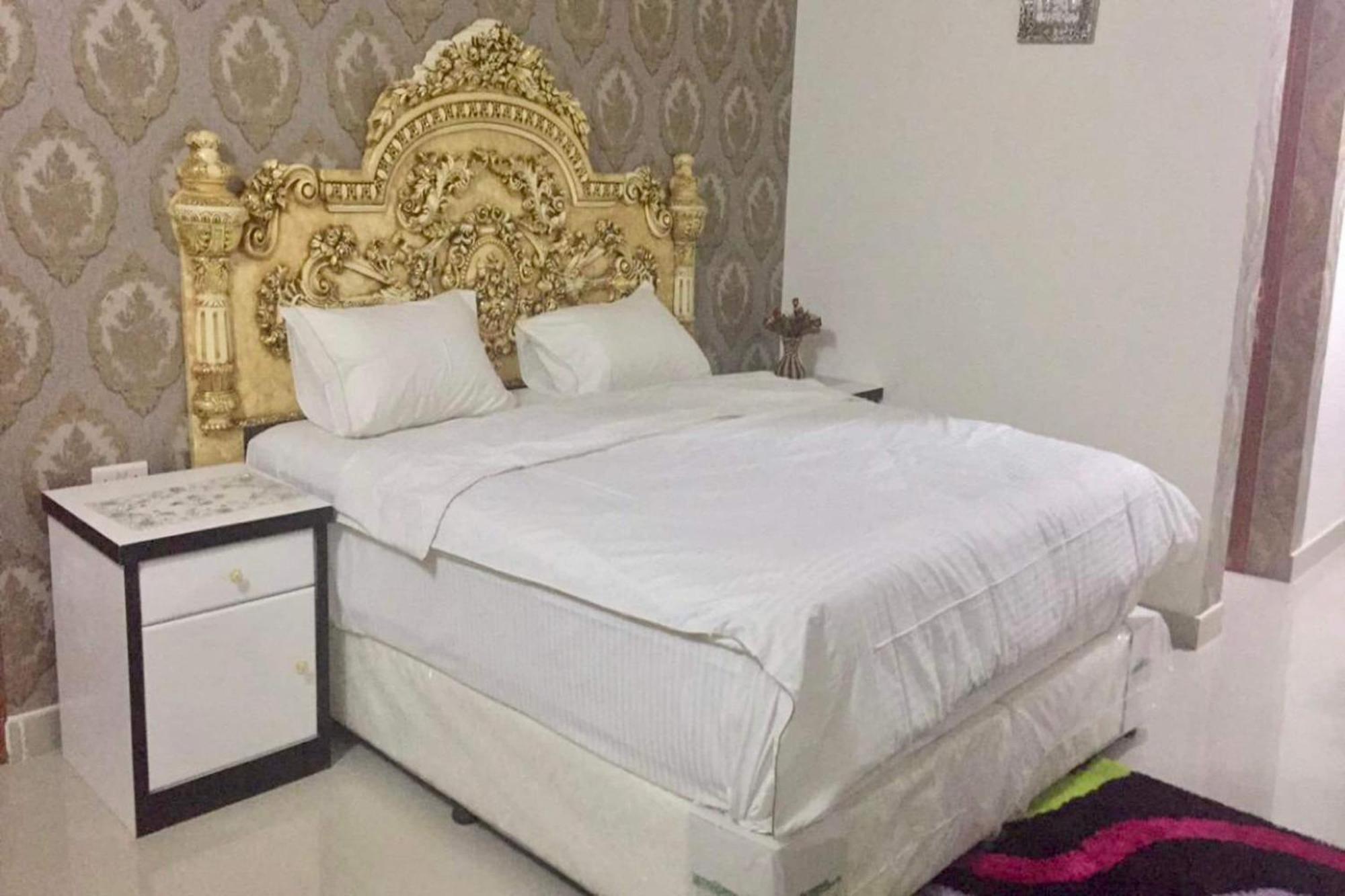 Capital O 141 Golden Rays Hotel Ibra ภายนอก รูปภาพ